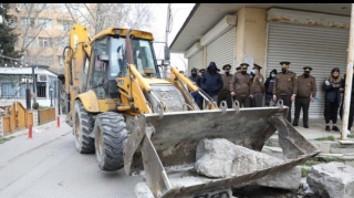 Binaların həyətlərinin giriş-çıxışlarına qoyulmuş süni maneələr sökülür  - FOTO
