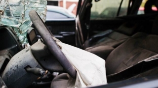 В Шабранском районе автомобиль врезался в ограждение: есть пострадавшие 