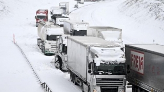 Buzlu yolda avtomobildə köməksiz qalan 5 nəfər xilas edildi 