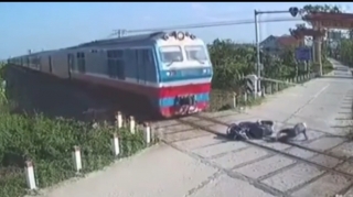 Motosikletçi qatar yolunda qəza törətdi:  son anda...  - VİDEO