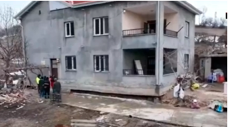Zəlzələ evi havaya qaldırıb yerini dəyişdi  - VİDEO