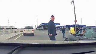 Yolu telefona baxaraq keçən piyada sürücüyə hələ irad da bildirdi   - VİDEO