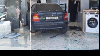 Bakıda maşın məşhur mağazaya girdi   - FOTO - VİDEO