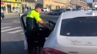 Yol polisi əməkdaşları halı pisləşən xanım sürücüyə yardım etdilər  - VİDEO