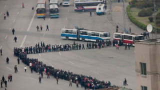 Şimali Koreyada uzunluğu 1 kilometrə çatan avtobus növbəsi  - FOTO