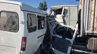 Mikroavtobus “KamAZ”la toqquşdu, 7 nəfər... 