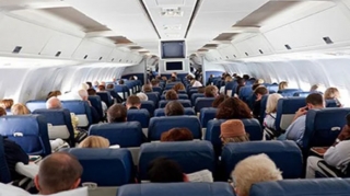 Turist təyyarədə insanları dişlədi - Xaos yarandı 