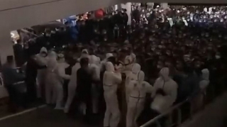 Çin aeroportunda koronaviruslu işçiyə görə basabas düşdü - VİDEO