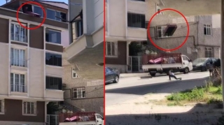 Aldığı divanı 5-ci mərtəbədən yola atdı - VİDEO 
