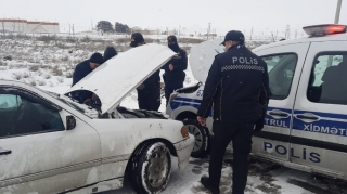 “Mercedes” sürüşüb yoldan çıxdı:  köməyə polislər gəldi  - FOTO - VİDEO