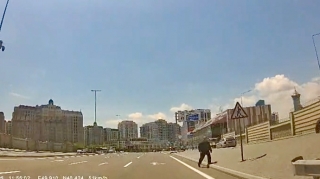 Prospektdə yaşlı kişi yaxınlaşan maşını görə-görə yolu keçdi   - VİDEO