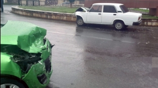 Balakəndə iki avtomobil toqquşub, xəsarət alanlar var 