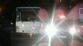 Qubada avtobus ana və azyaşlı qızını vurdu - ÖLƏN VAR 