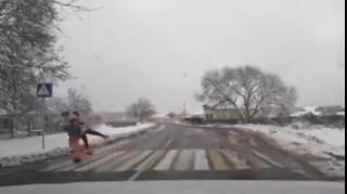 Piyada keçidindən keçməyə çalışan azyaşlını son anda qurtardı - VİDEO