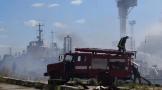 Rusiya Odessa limanında Ukraynaya məxsus hərbi gəmini vurdu