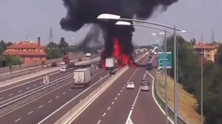 Dəhşətli qəza: "Tır" yanacaq maşını ilə toqquşdu:  güclü yanğın  - VİDEO