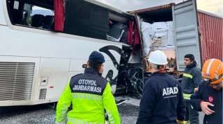 Sərnişin avtobusu yük maşını ilə toqquşdu: Ölənlər var   - FOTO