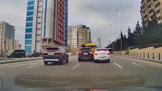 Prospektdə zolağı kor-koranə dəyişən sürücü "Chevrolet"i vurdu   - REAL VİDEO