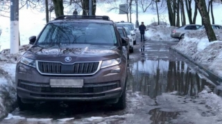 Водителям рассказали, почему не стоит парковать автомобиль в луже