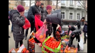 Azərbaycan diasporu Odessada əhaliyə tonlarla meyvə-tərəvəz paylayıb - VİDEO 