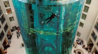 Berlinin mərkəzində hoteldə 16 metrlik akvarium parçalandı - FOTO - VİDEO 