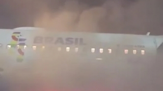 Göyərtəsində insanların olduğu təyyarə yandı 