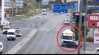 Əks yolla gedən sürücü qarşısına çıxan maşını vurdu - VİDEO