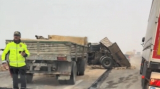 Bakı-Qazax yolunda iki "KamAZ"  toqquşdu, biri aşdı - VİDEO