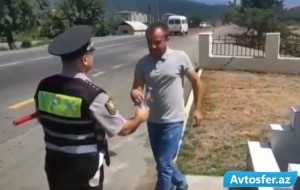 Yol polisi postda maşınları saxlayıb sürücülərə su payladı - VİDEO