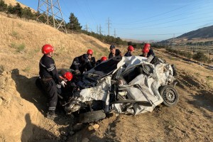 Sevgilisini bıçaqlayan şəxs onunla birgə olduğu avtomobili dərəyə aşırdı: 2 ölü - VİDEO