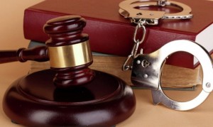 İki bacını avtomobillə vuran sürücünün şikayəti əsasında məhkəmə başlayıb