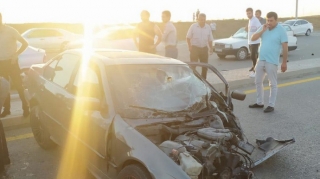 Abşeronda avtomobil betona çırpılıb, xəsarət alan var  - FOTO