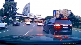 Soldakı maşını görməzdən gəlib manevr edən sürücü təhlükə yaratdı - 10-TT-388   - VİDEO