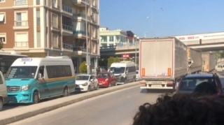 Türkiyəyə yardım aparan TIR-lar qəzaya düşdü - ANBAAN VİDEO