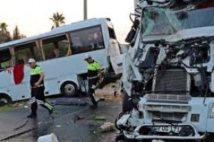 Sərnişin avtobusu yük maşını ilə toqquşdu: 2 ölü, 57 yaralı