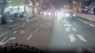 Polisdən qaçan sürücü qəza törətdi; sərnişinlə birlikdə maşından düşüb qaçdılar - VİDEO 