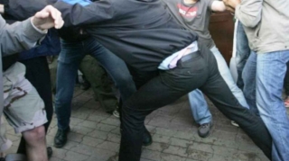 Avtomobillər toqquşdu, söyüş söyüldü, məktəbin yaxınlığında qan töküldü - GƏNCƏDƏ 