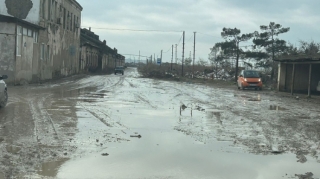 Yük maşınlarının bərbad vəziyyətə qoyduğu yol - “Balaxanıneft”in ... - FOTOLAR 