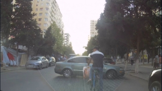 В Хырдалане водитель ради своего удобства перекрыл дорогу — ВИДЕО 