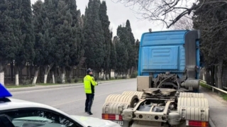 Yük avtomobilləri yolu daraldır - Sürücülər narazıdırlar – FOTO - VİDEO 