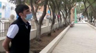 Polis parkda istirahət edən COVID-19 xəstəsini saxlayıb - FOTO