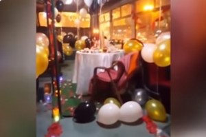 Bakıda avtobusda hind cütlüyün romantik anları - VİDEO