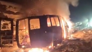 Lerikdə mikroavtobus yanaraq kül oldu 