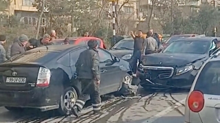 Günəşlidə 150 manatlıq qayda pozan  “Prius” sürücüsü qəza törətdi   - VİDEO