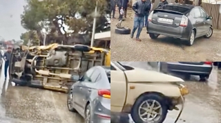 Maştağada üç avtomobil toqquşdu, yük maşını aşdı    - VİDEO