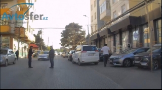 Maşınların gəlməsinə əhəmiyyət verməyib yolun ortasında söhbət etdilər - VİDEO