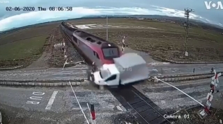 Qatar yoluna çıxan yük avtomobilini əzib keçdi  - VİDEO