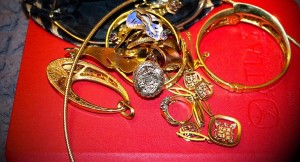 Mağazadan qızıl-zinət əşyaları oğurlanıb - Bakıda