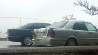 İdarəetmədən çıxan "Mercedes"  maneyə, ardınca başqa maşına çırpıldı - FOTO 