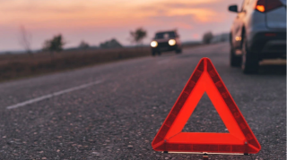 Ağsuda "Mercedes" aşdı: İki nəfər xəsarət aldı 